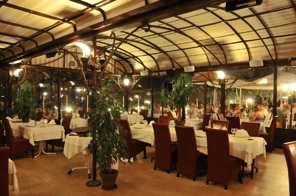 Les Pins Restaurant Et Chambre D'Hotes 실랑-라 카스카드 외부 사진