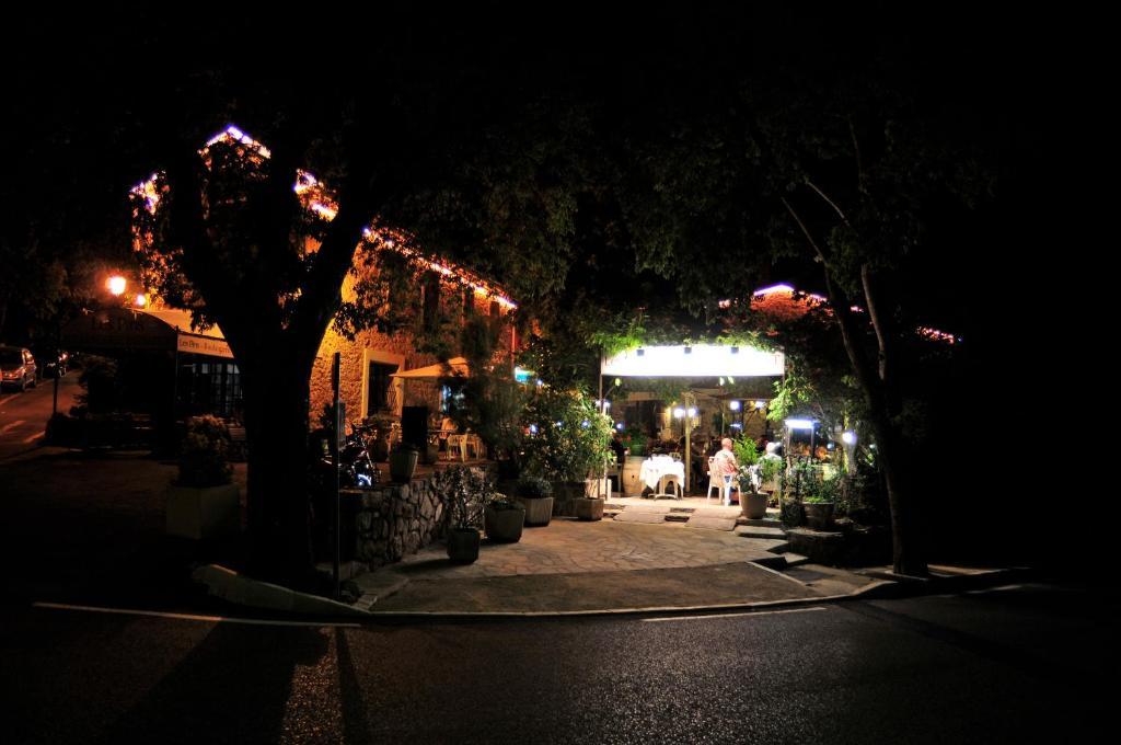 Les Pins Restaurant Et Chambre D'Hotes 실랑-라 카스카드 외부 사진