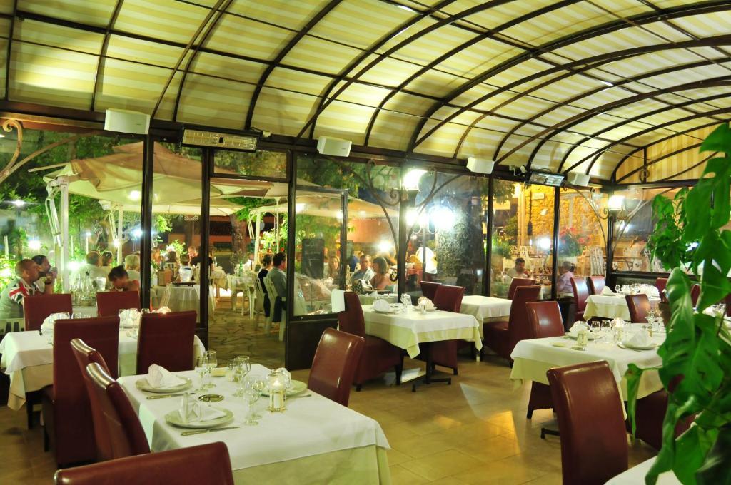 Les Pins Restaurant Et Chambre D'Hotes 실랑-라 카스카드 외부 사진