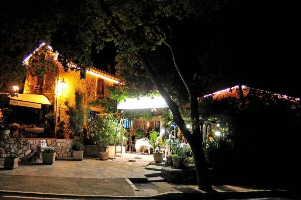 Les Pins Restaurant Et Chambre D'Hotes 실랑-라 카스카드 외부 사진