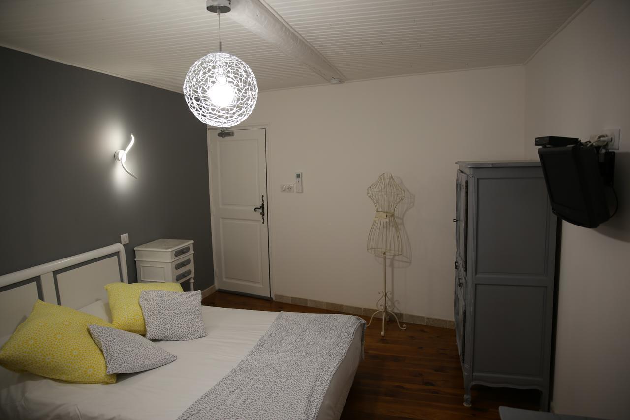 Les Pins Restaurant Et Chambre D'Hotes 실랑-라 카스카드 외부 사진