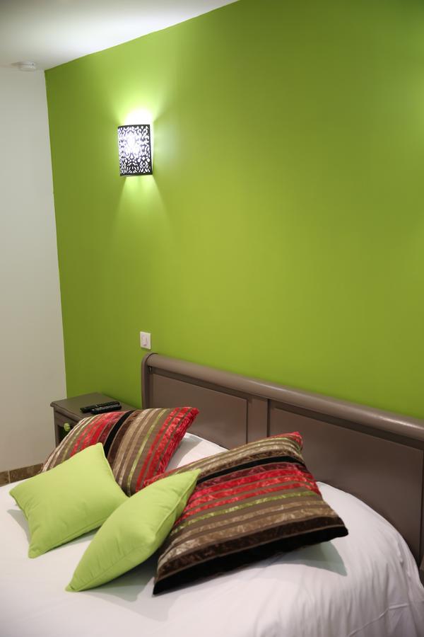 Les Pins Restaurant Et Chambre D'Hotes 실랑-라 카스카드 외부 사진