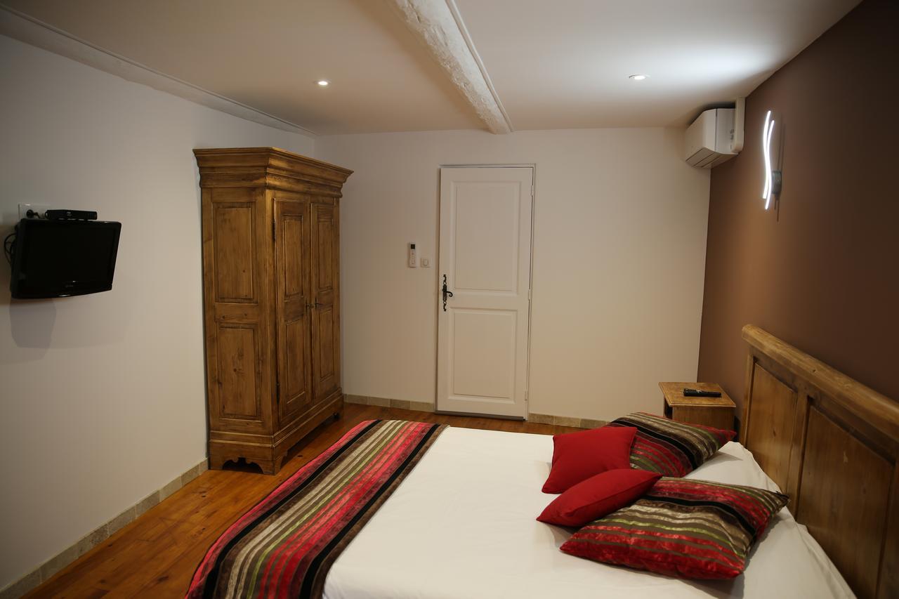 Les Pins Restaurant Et Chambre D'Hotes 실랑-라 카스카드 외부 사진