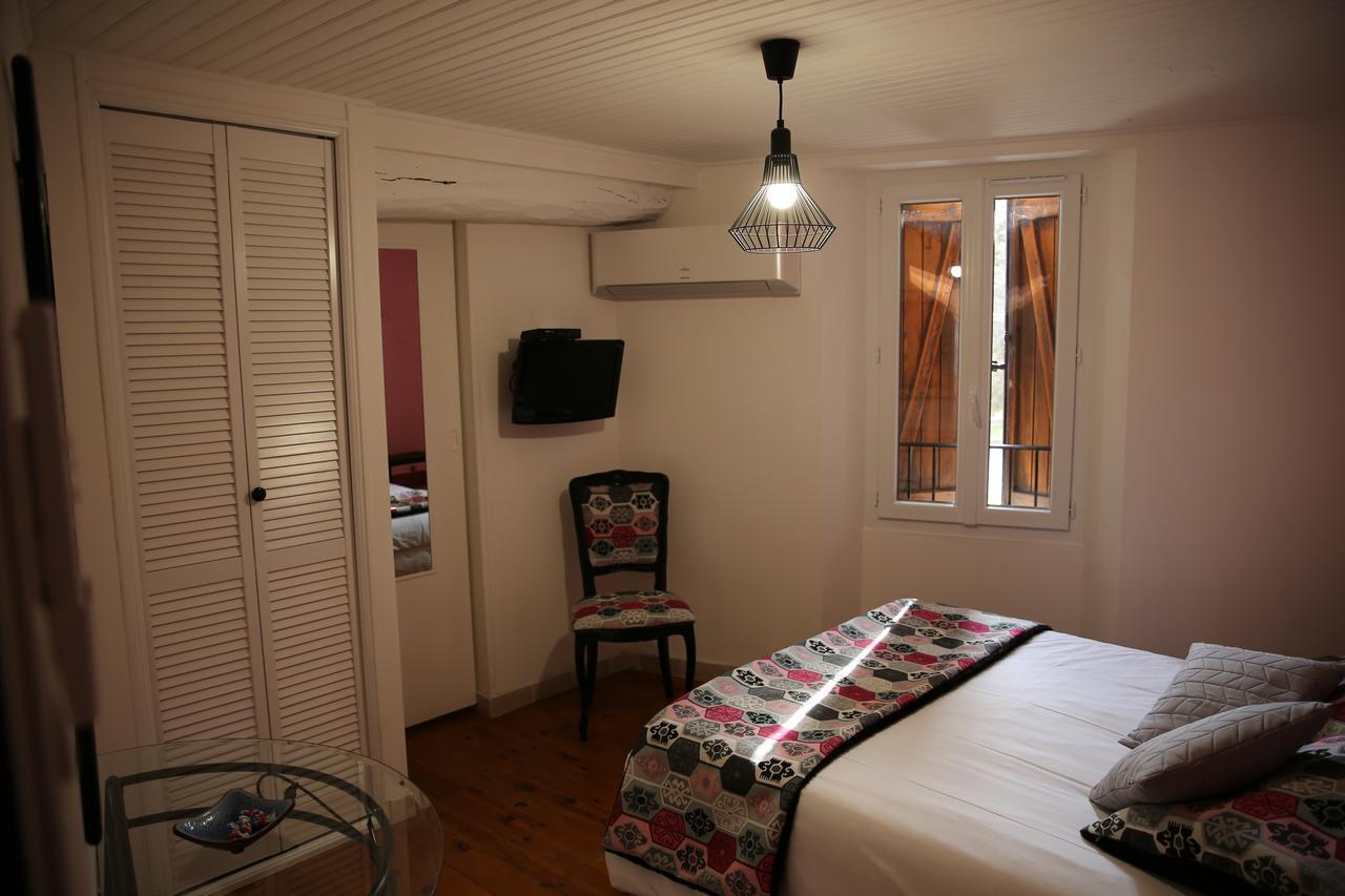 Les Pins Restaurant Et Chambre D'Hotes 실랑-라 카스카드 외부 사진