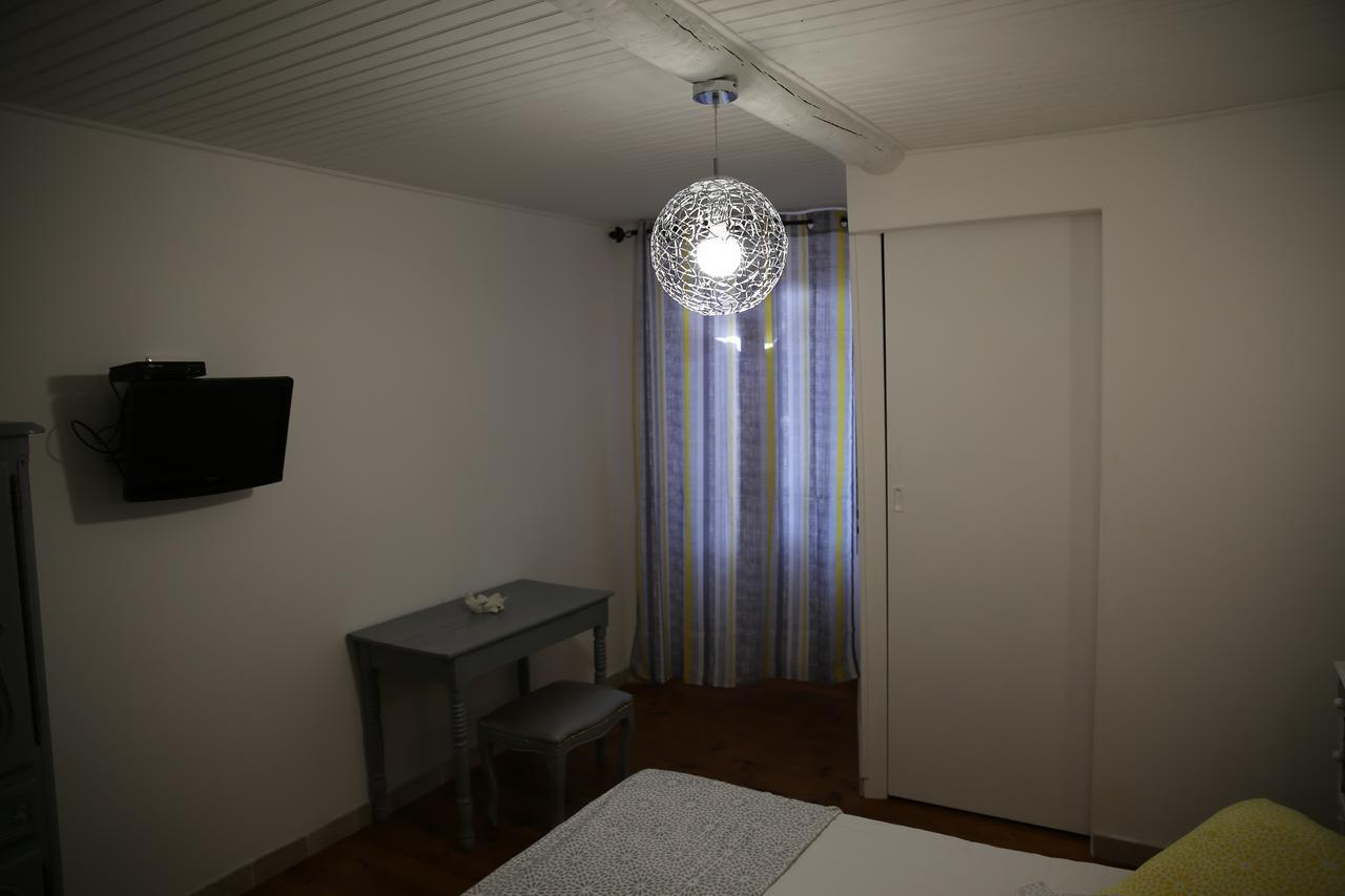 Les Pins Restaurant Et Chambre D'Hotes 실랑-라 카스카드 외부 사진