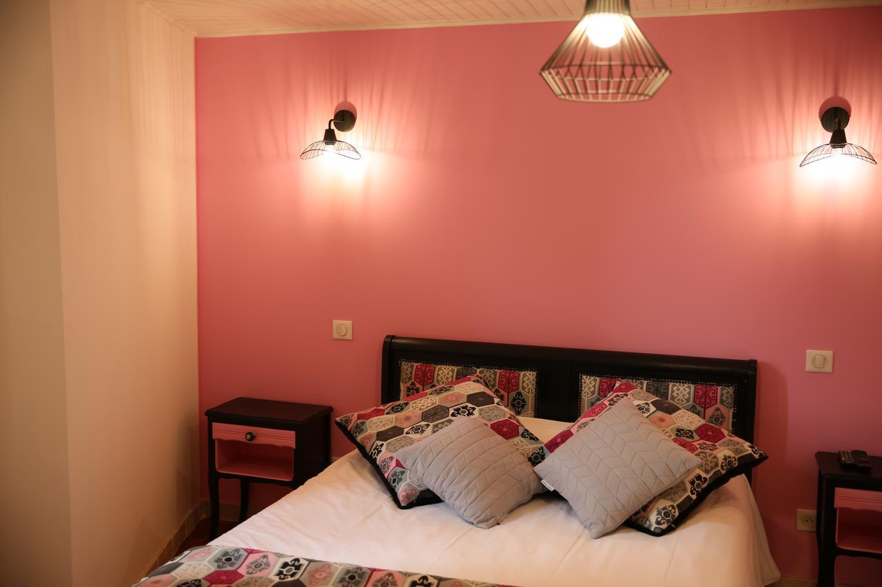 Les Pins Restaurant Et Chambre D'Hotes 실랑-라 카스카드 외부 사진