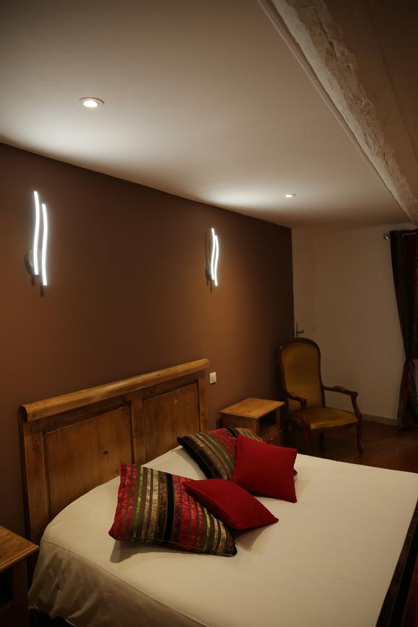 Les Pins Restaurant Et Chambre D'Hotes 실랑-라 카스카드 외부 사진